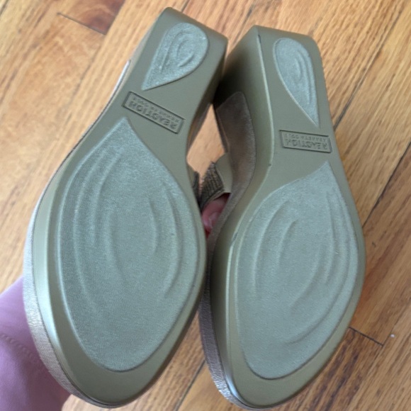 Kenneth Cole Reaction Gold Sandals - Picture 5 of 6